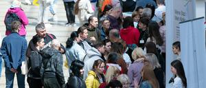 Besucher einer Jobmesse für ukrainische Geflüchtete in Dresden, Ende Mai (Symbolbild).