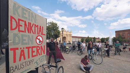 Nach einer Kundgebung auf dem Luisenplatz zogen Teilnehmer erst zur Friedenskirche, dann zur Baustelle des Garnisonkirchturms.