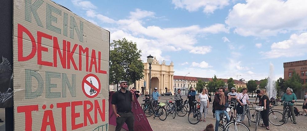 Nach einer Kundgebung auf dem Luisenplatz zogen Teilnehmer erst zur Friedenskirche, dann zur Baustelle des Garnisonkirchturms.