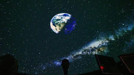 Blick in die virtuelle Milchstraße im Urania-Planetarium in der Gutenbergstraße. 