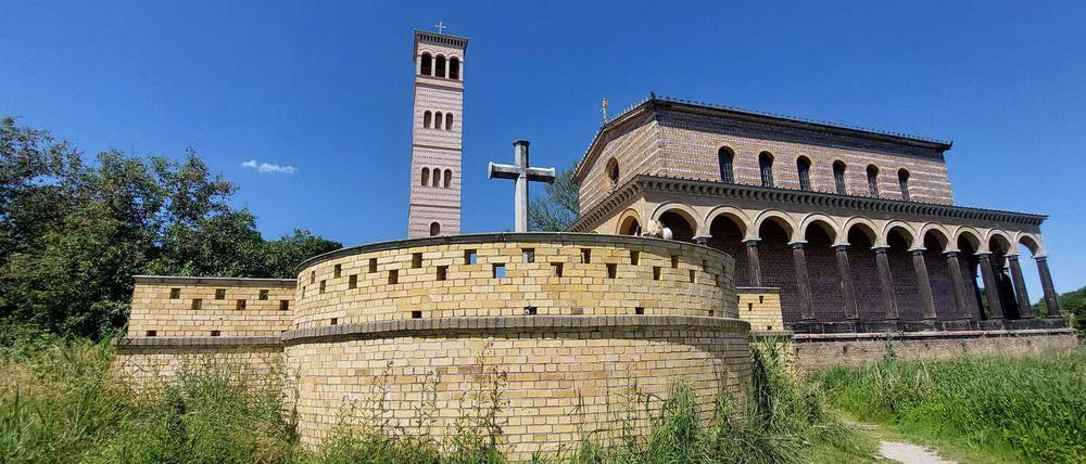 Die Graffiti an der Heilandskirche Sacrow sind entfernt, aber es werden Restaurierungsarbeiten nötig.