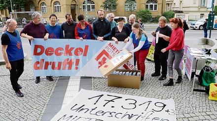 Die Aktiven für den Mietendeckel übergaben im Frühsommer die Unterschriften am Rathaus. 