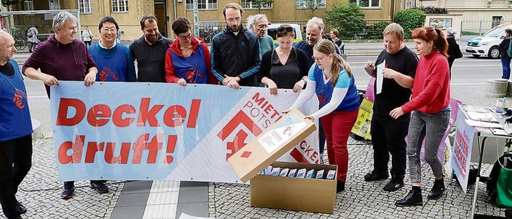 Die Aktiven übergaben die Unterschriften am Rathaus.