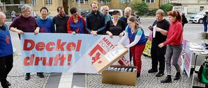 Die Aktiven übergaben die Unterschriften am Rathaus. 