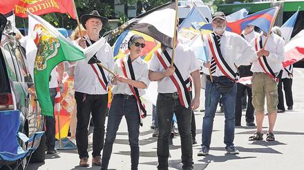 Mit Flaggen. Der Aufzug der Reichsbürger am Neuen Palais.