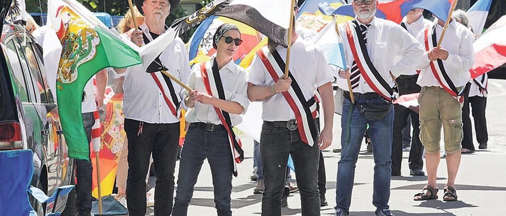 Mit Flaggen. Der Aufzug der Reichsbürger am Neuen Palais.