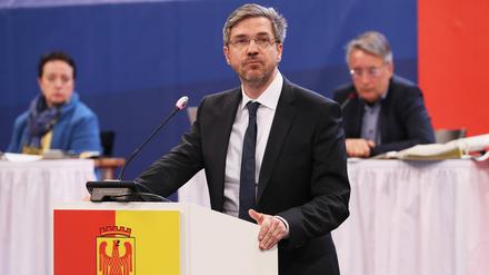 Potsdams Oberbürgermeister Mike Schubert vor den Stadtverordneten. 