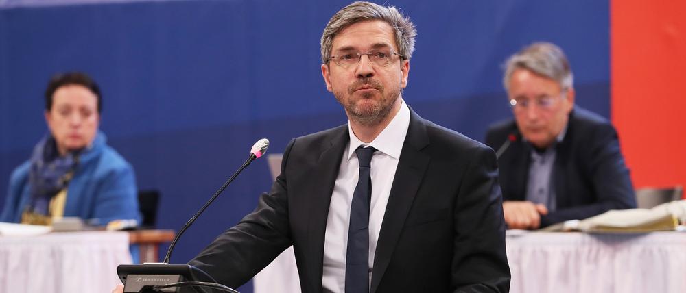 Potsdams Oberbürgermeister Mike Schubert vor den Stadtverordneten.