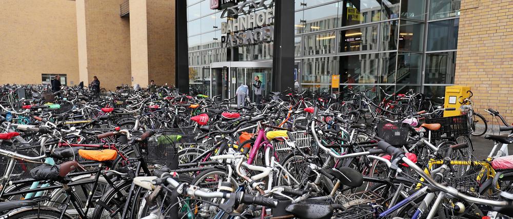 Fahrräder vor dem Hauptbahnhof: Die Polizei in Potsdam geht zielgerichtet gegen Diebe in dem Bereich vor.