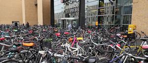 Fahrräder vor dem Hauptbahnhof: Die Polizei in Potsdam geht zielgerichtet gegen Diebe in dem Bereich vor. 