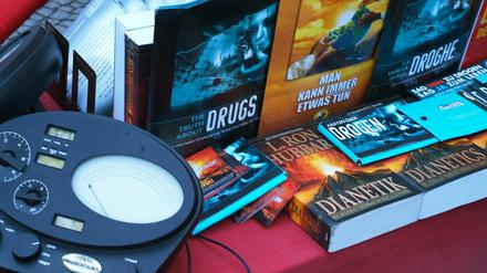 Ein Werbestand der Psycho-Sekte Scientology, die auch in Brandenburg wieder aktiv ist.