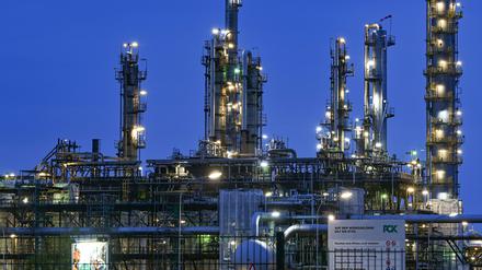 Die Anlagen der Erdölraffinerie auf dem Industriegelände der PCK-Raffinerie.