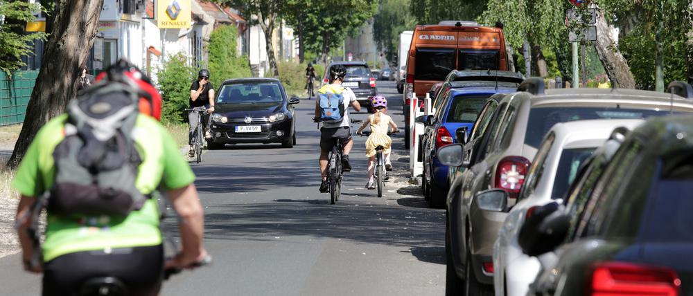 Die Stahnsdorfer Straße soll Fahrradstraße werden. Dafür sollen viele Parkplätze wegfallen