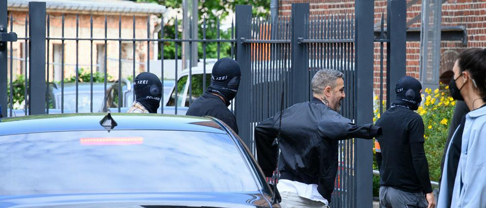 Bushido (M.) kam unter Polizeischutz zum Potsdamer Amtsgericht.