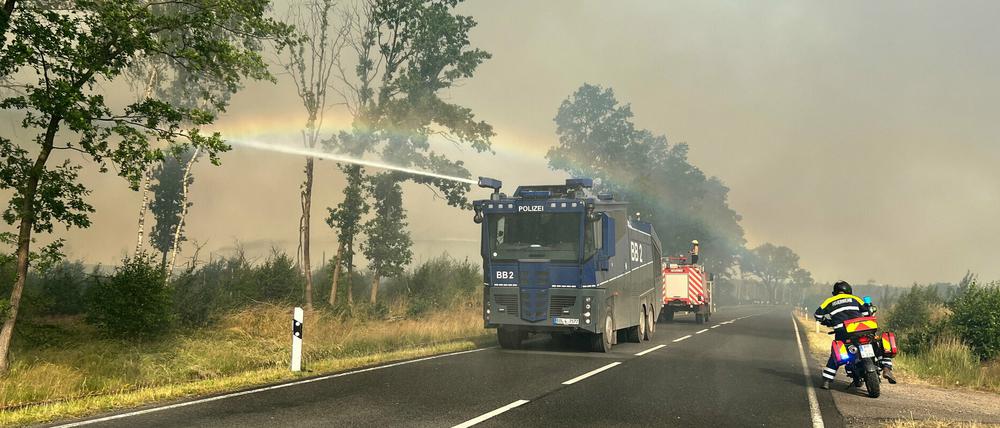 Auch ein Wasserwerfer der Polizei unterstützt die Löscharbeiten.
