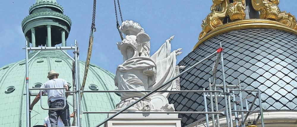 Per Kran wurde die sogenannte Helmflügeltrophäe am Dienstag auf das Fortunaportal des Landtags am Alten Markt gesetzt.