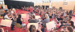 Gastdirigent Miguel Pérez Iñesta inmitten der Musizierenden.
