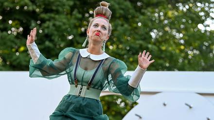 Hannah Prasse vom Theater Poetenpack in einer Szene der Komödie "Molieres Tartuffe".