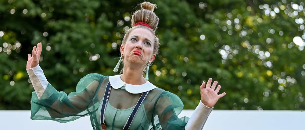 Hannah Prasse vom Theater Poetenpack in einer Szene der Komödie "Molieres Tartuffe".