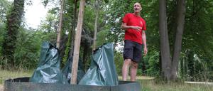 Revierleiter des Parks Ralf Kreutz (Foto) zeigt Wassersäcke im Park Sanssouci.