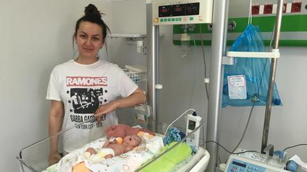 Viktoria mit ihrem kleinen Sohn Gordi, der unter einer Wärmelampe liegt.