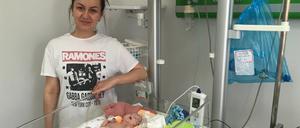 Viktoria mit ihrem kleinen Sohn Gordi, der unter einer Wärmelampe liegt.