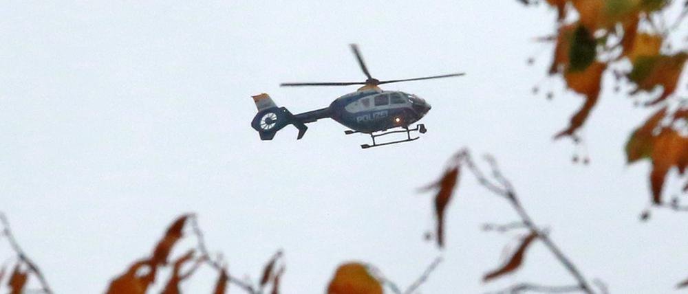 Ein Polizeihubschrauber über Potsdam (Archivbild).