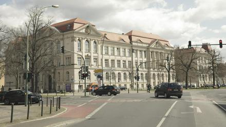 Am Einstein-Gymnasium muss eine neue Klasse eröffnet werden.