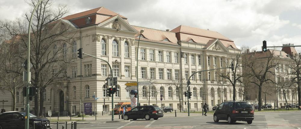 Am Einstein-Gymnasium muss eine neue Klasse eröffnet werden.