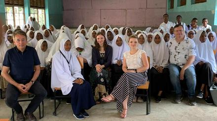 Die Potsdamer Delegation zu Besuch in der Mwenbeladu-Secondary-School auf Sansibar - die Partnerschule des Humboldtgymnasiums. 