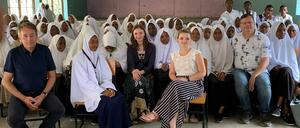 Die Potsdamer Delegation zu Besuch in der Mwenbeladu-Secondary-School auf Sansibar - die Partnerschule des Humboldtgymnasiums. 