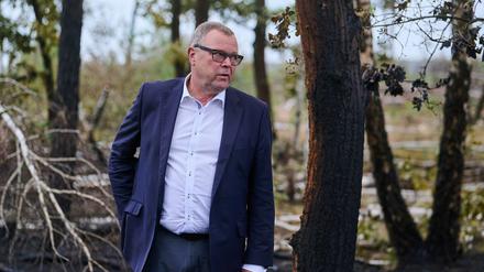 Innenminister Michael Stübgen (CDU) im verbrannten Wald in Treuenbrietzen.