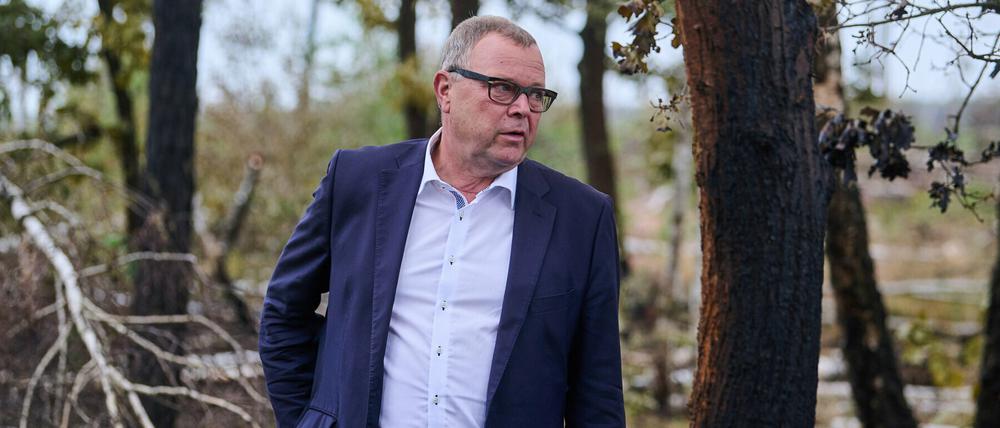 Innenminister Michael Stübgen (CDU) im verbrannten Wald in Treuenbrietzen.