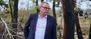 Innenminister Michael Stübgen (CDU) im verbrannten Wald in Treuenbrietzen.