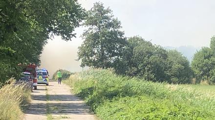 Starke Rauchentwicklung durch Brand von rund 90 Strohballen in Golm auf Feld hinter Mülldeponie.