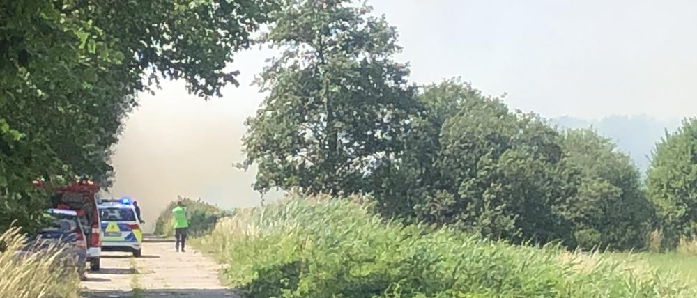 Starke Rauchentwicklung durch Brand von rund 90 Strohballen in Golm auf Feld hinter Mülldeponie.