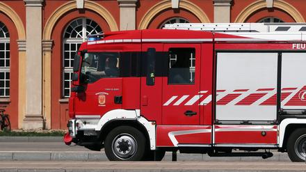 Potsdam, 09.05.2022 / Lokales / Feuerwehr, Feuerwehrfahrzeug im Einsatz, Lkw, Foto: Ottmar Winter PNN ACHTUNG: Foto ist ausschlie§lich fr redaktionelle Berichterstattung der PNN und des TGSP! Eine kommerzielle Nutzung, z.B. Werbung, ist ausgeschlossen. Die Weitergabe an nicht autorisierte Dritte, insbesondere eine weitergehende Vermarktung ber Bilddatenbanken, ist unzulssig.