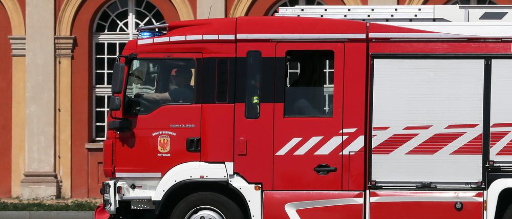 Potsdam, 09.05.2022 / Lokales / Feuerwehr, Feuerwehrfahrzeug im Einsatz, Lkw, Foto: Ottmar Winter PNN ACHTUNG: Foto ist ausschlie§lich fr redaktionelle Berichterstattung der PNN und des TGSP! Eine kommerzielle Nutzung, z.B. Werbung, ist ausgeschlossen. Die Weitergabe an nicht autorisierte Dritte, insbesondere eine weitergehende Vermarktung ber Bilddatenbanken, ist unzulssig.