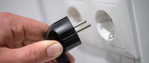 Ein Stecker wird aus einer Steckdose gezogen (Symbolbild).
