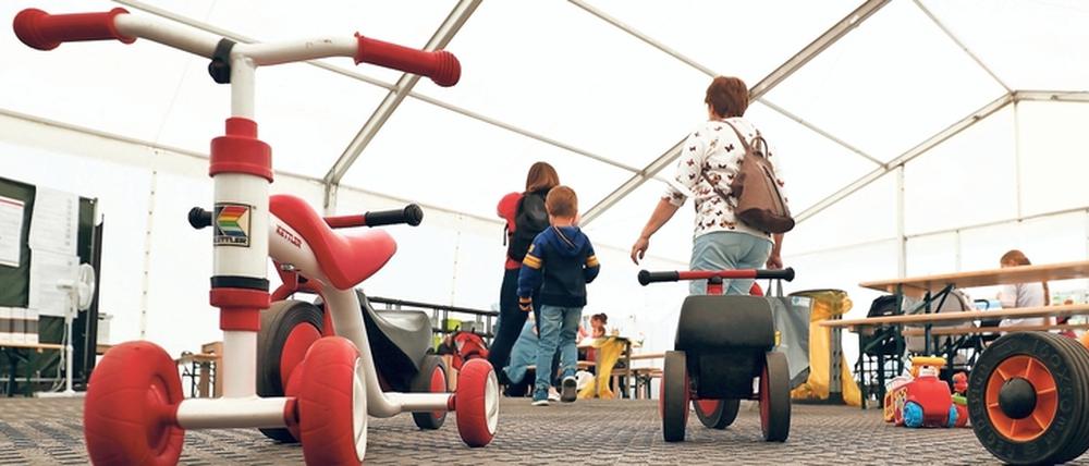 Rund 200 Menschen nutzen das Versorgungszelt auf dem Bassinplatz pro Tag. 