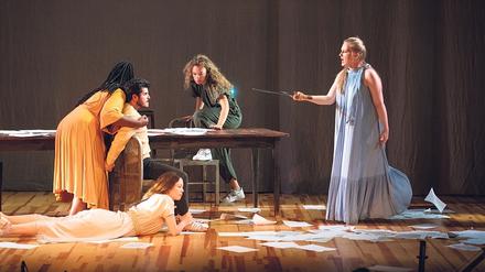 Als Barockoper ohne aufwendige Kulissen wurde „Die Insel der Amazonen“ im Schlosstheater des Neuen Palais auf die Bühne gebracht.