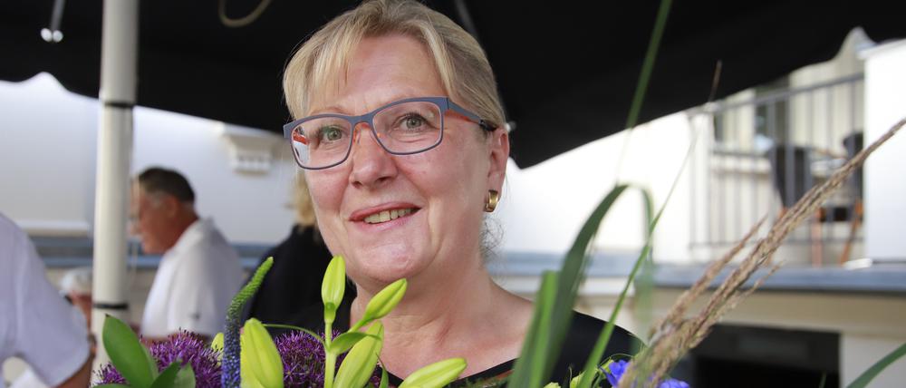 Alte und neue Bürgermeisterin Manuela Saß in Werder. 