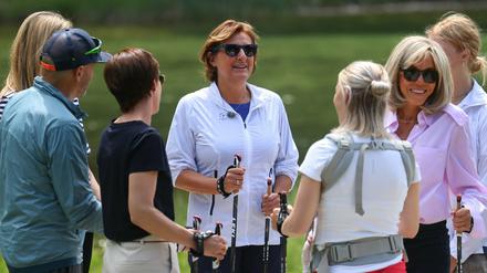 Damenprogramm: Britta Ernst (M.) beim Nordic Walking.