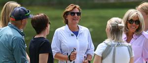 Damenprogramm: Britta Ernst (M.) beim Nordic Walking.