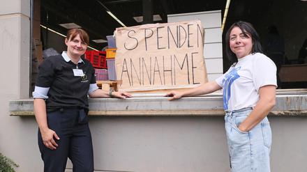 Helene Heldt (l.) und Marina Zarubina (r.) am Umsonstladen der Potsdamer Initiative "Seite an Seite".