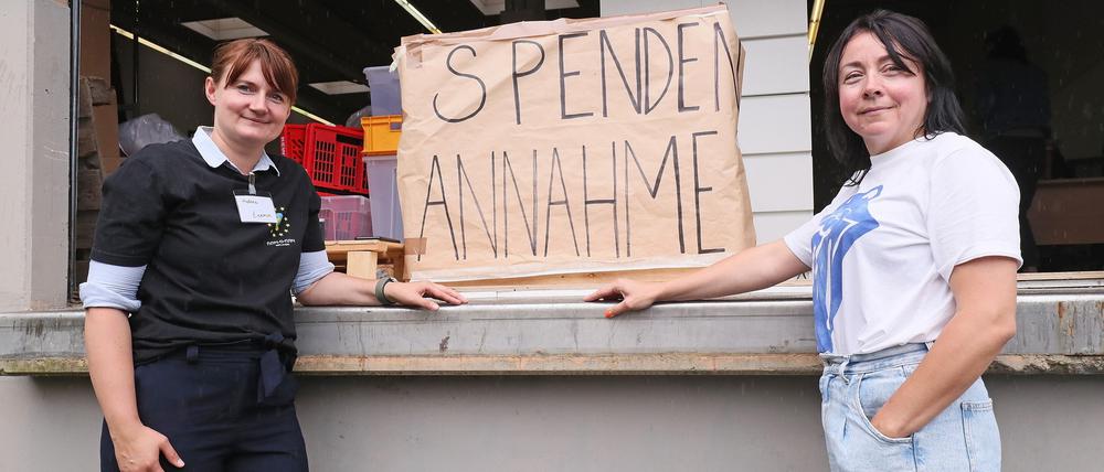 Helene Heldt (l.) und Marina Zarubina (r.) am Umsonstladen der Potsdamer Initiative "Seite an Seite".