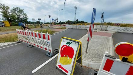 Im Frühsommer gab es schon eine ähnliche Absperrung, hier am Kreisverkehr beim Obstgut Marquardt