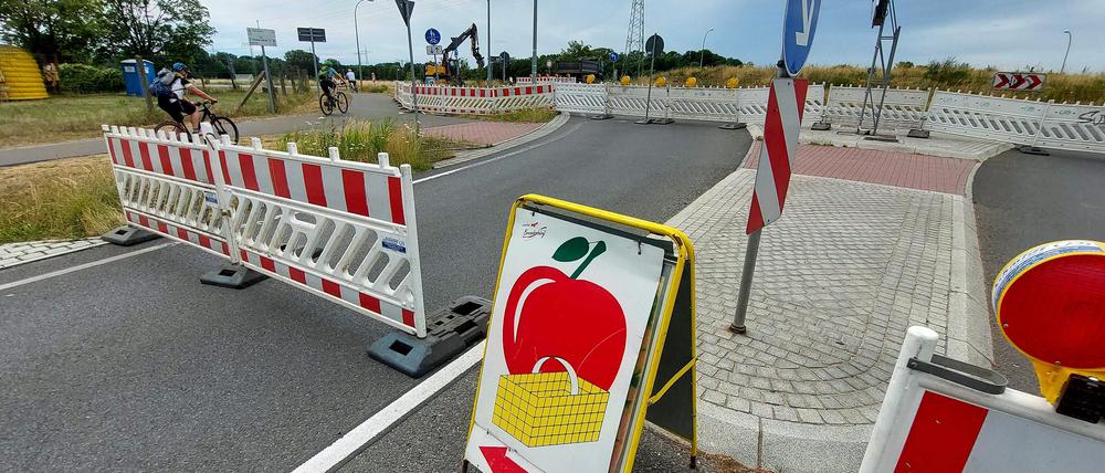 Im Frühsommer gab es schon eine ähnliche Absperrung, hier am Kreisverkehr beim Obstgut Marquardt