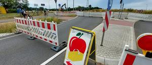 Im Frühsommer gab es schon eine ähnliche Absperrung, hier am Kreisverkehr beim Obstgut Marquardt