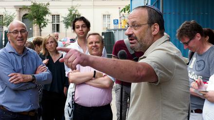 Ud Joffe (2.v.r) sorgte während eines Rundgangs auf der Baustelle der Synagoge für einen Eklat.